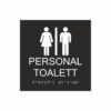 Panneau noir et blanc indiquant les toilettes du personnel, avec un pictogramme représentant une femme et un homme séparés par une ligne verticale ; le texte « Toilettes du personnel » figure sous le symbole et le texte en braille en bas